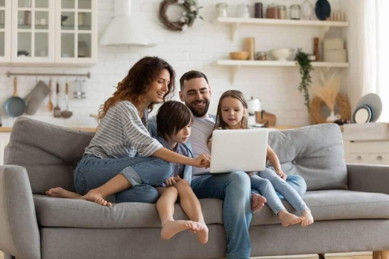 famille sur canapé avec ordinateur